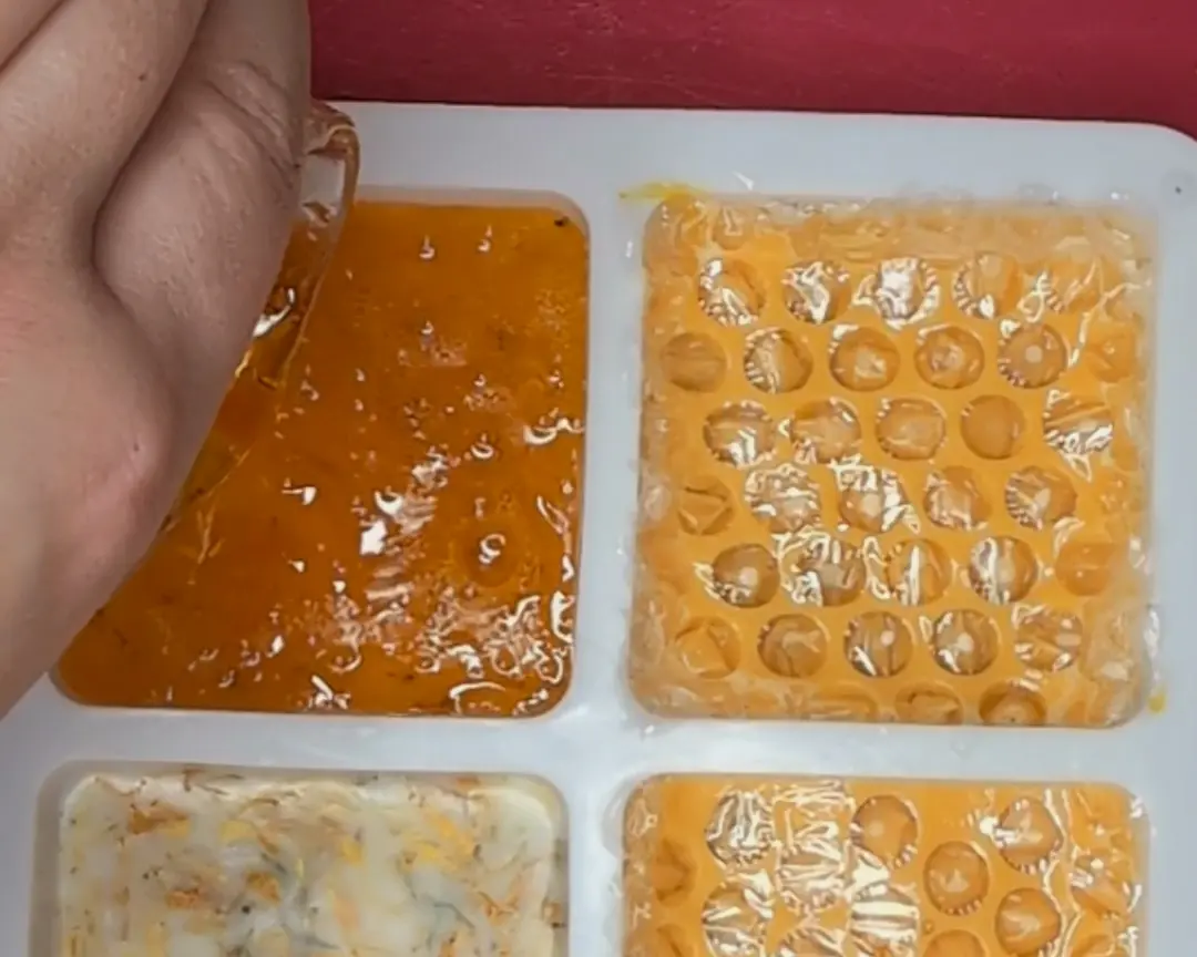 gele transparante zeep wordt in de vierkante mal gegoten