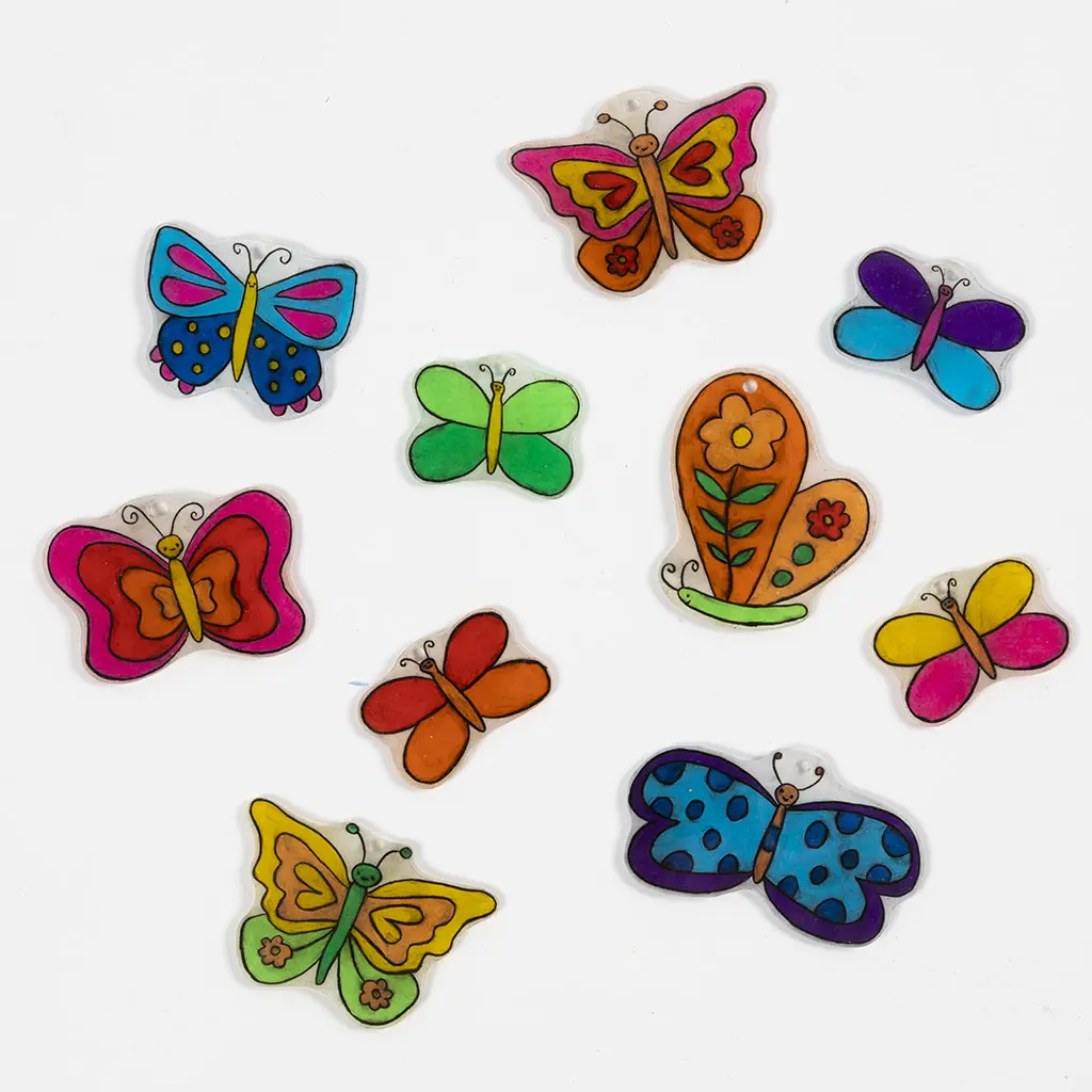 Het eindresultaat van de tien vlinders na het bakken. De figuren zijn flink gekrompen, dikker geworden en de kleuren zijn nu heel compact en dekkend.
