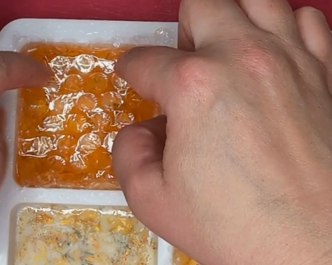 bubbel plastic wordt in de vloeibare zeep geplaatst