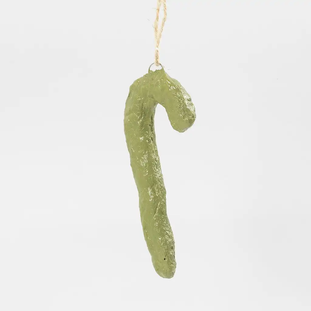De volledig groengeschilderde zuurstok van papiermaché hangt verticaal aan een jute touwtje.