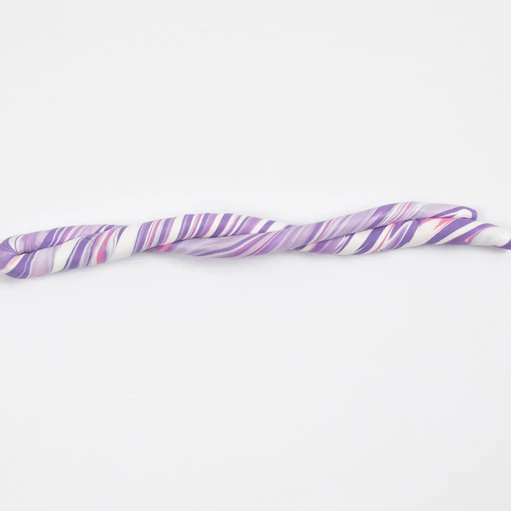 Een lange, dubbelgevouwen kleistring met een gemarmerd patroon van paars, roze en wit ligt op een witte achtergrond.