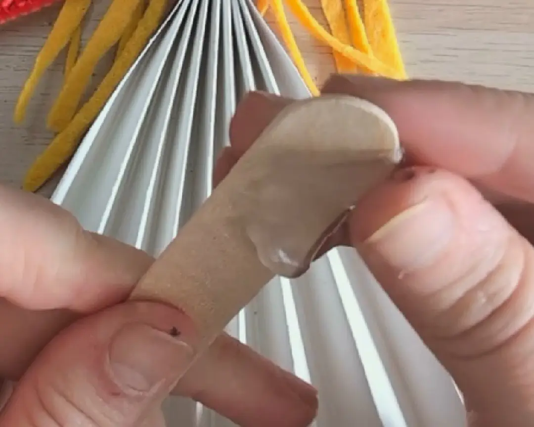 sticky clay wordt op een ijsstokje geplakt
