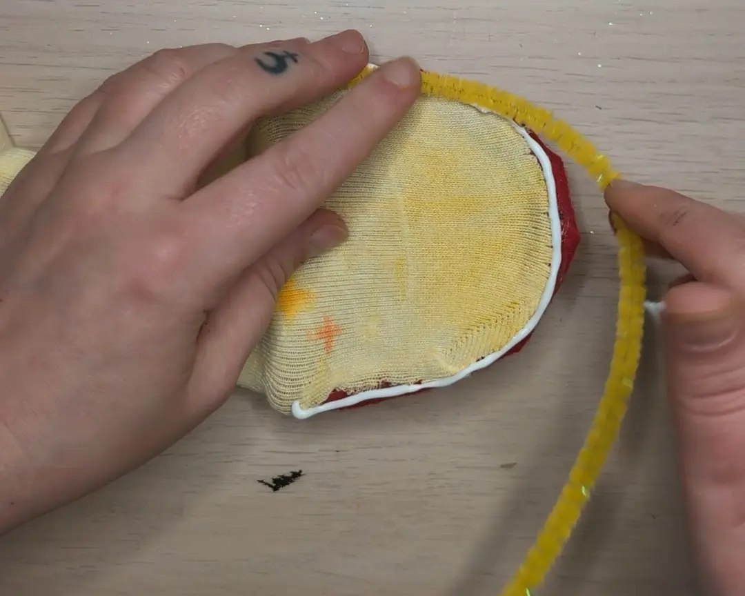 sticky clay wordt op een ijsstokje geplakt