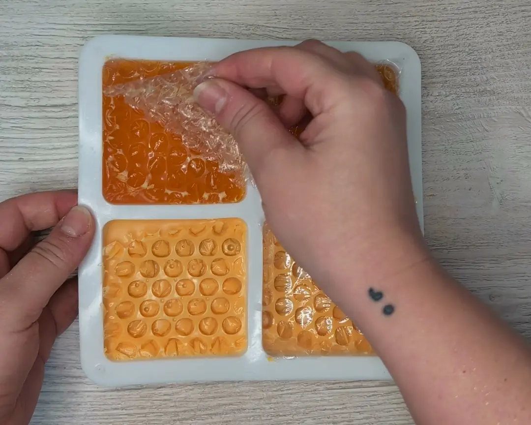 bubbel plastic wordt van de uitgeharde zeep verwijderd