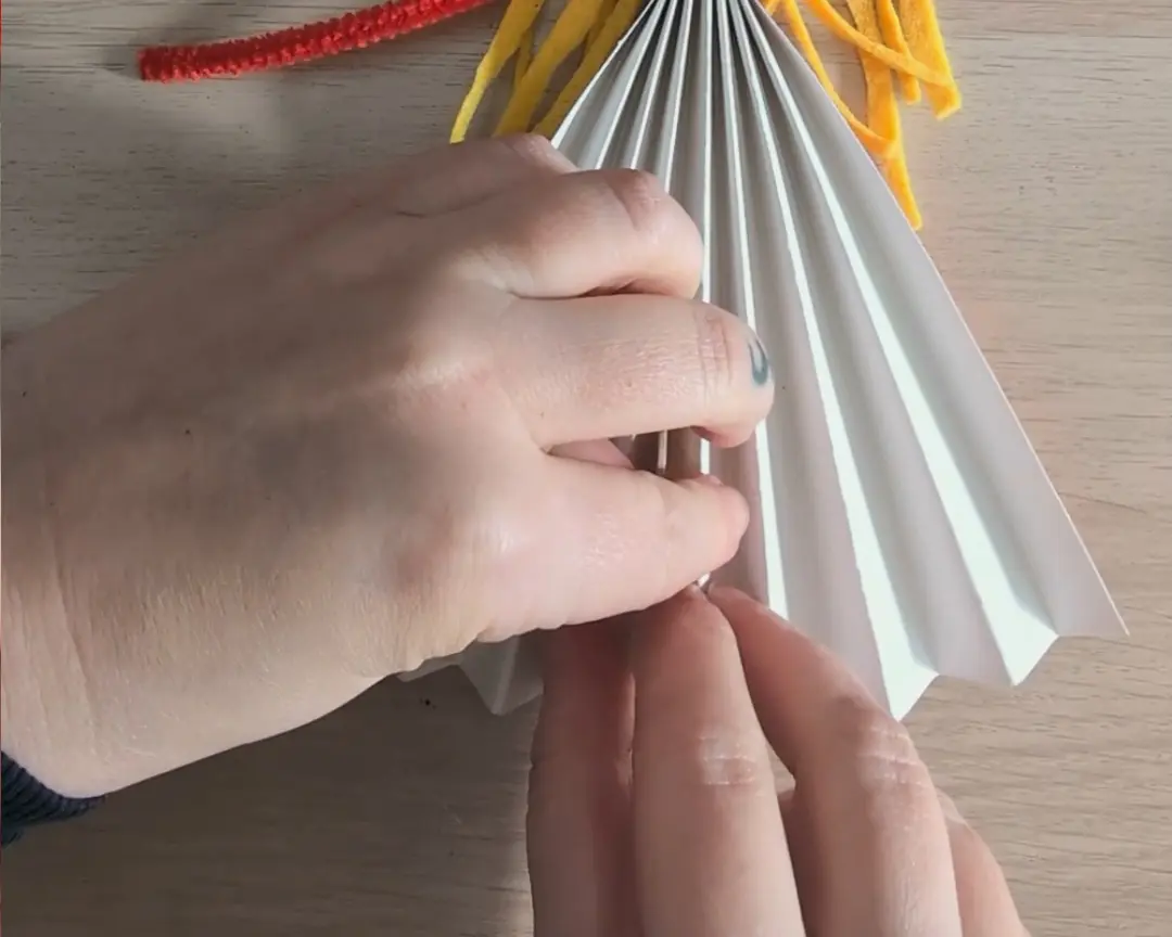 ijsstokje op de achterkant van het papieren poppetje