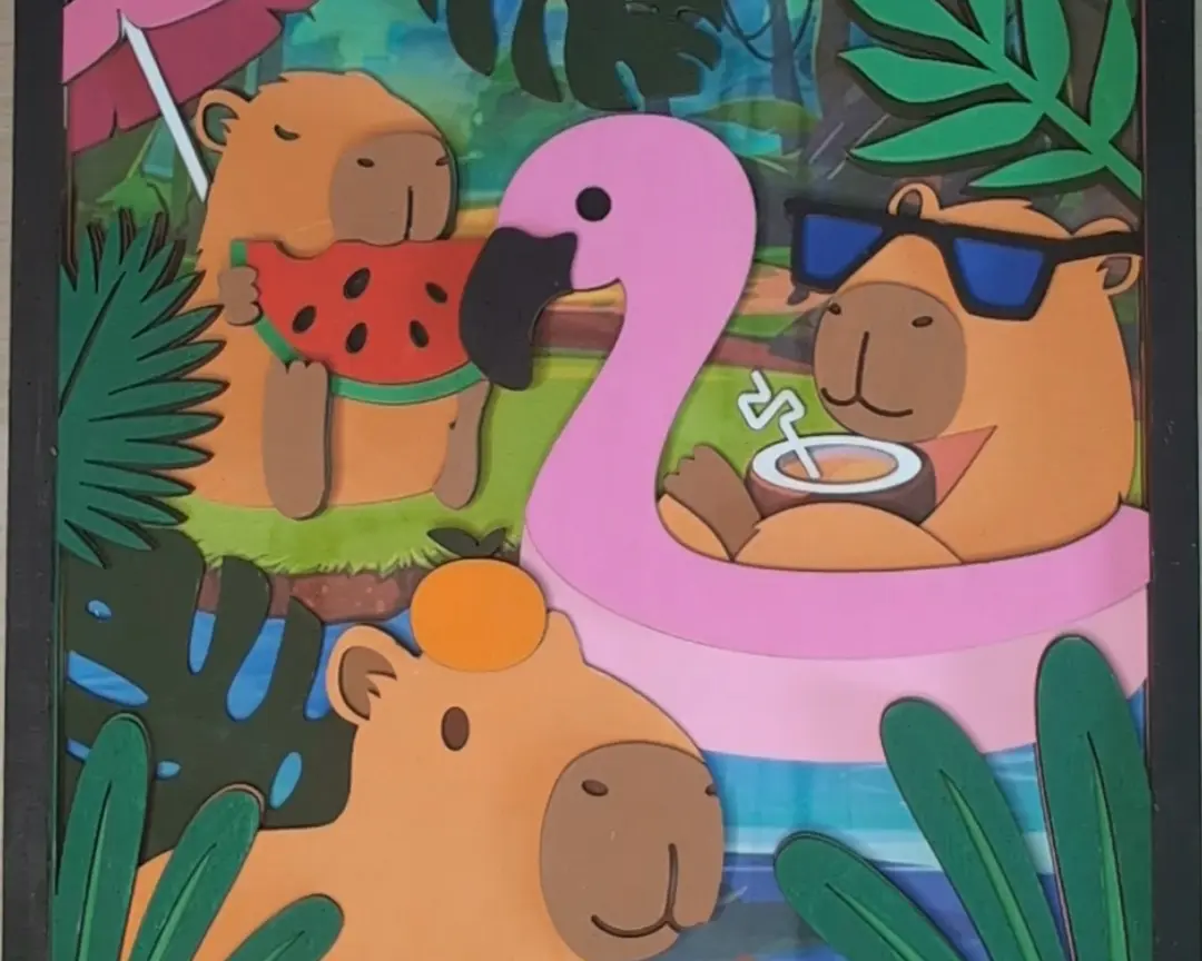 Bijna afgewerkte gelaagde houten capybara-scène met flamingo zwemband, capybara met watermeloen, capybara met zonnebril en drankje, en een grote capybara op de voorgrond, voor de tropische achtergrondprint.