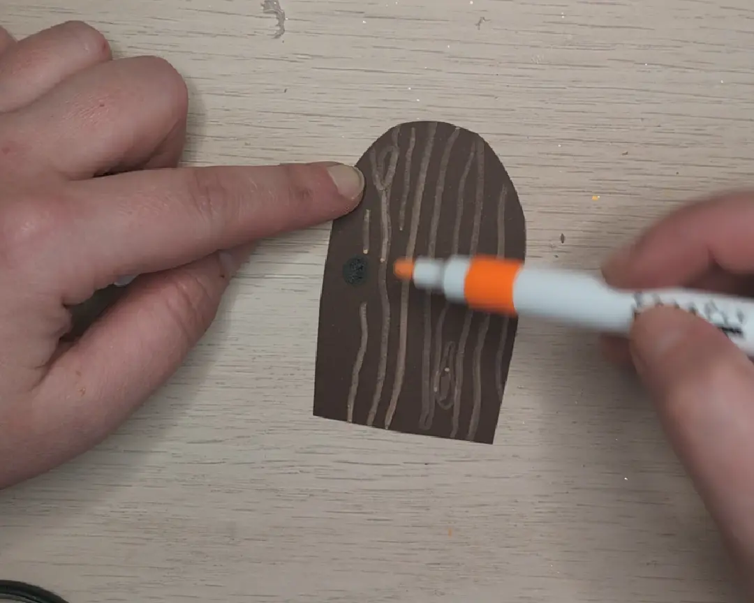 stift tekend houtnerf op papieren deurtje