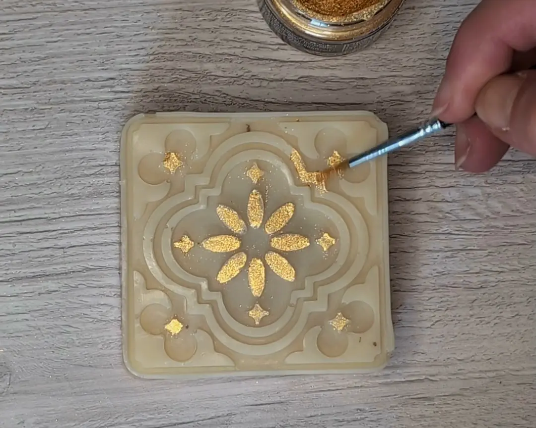design op de zeep wordt beschilderd met gouden mica poeder