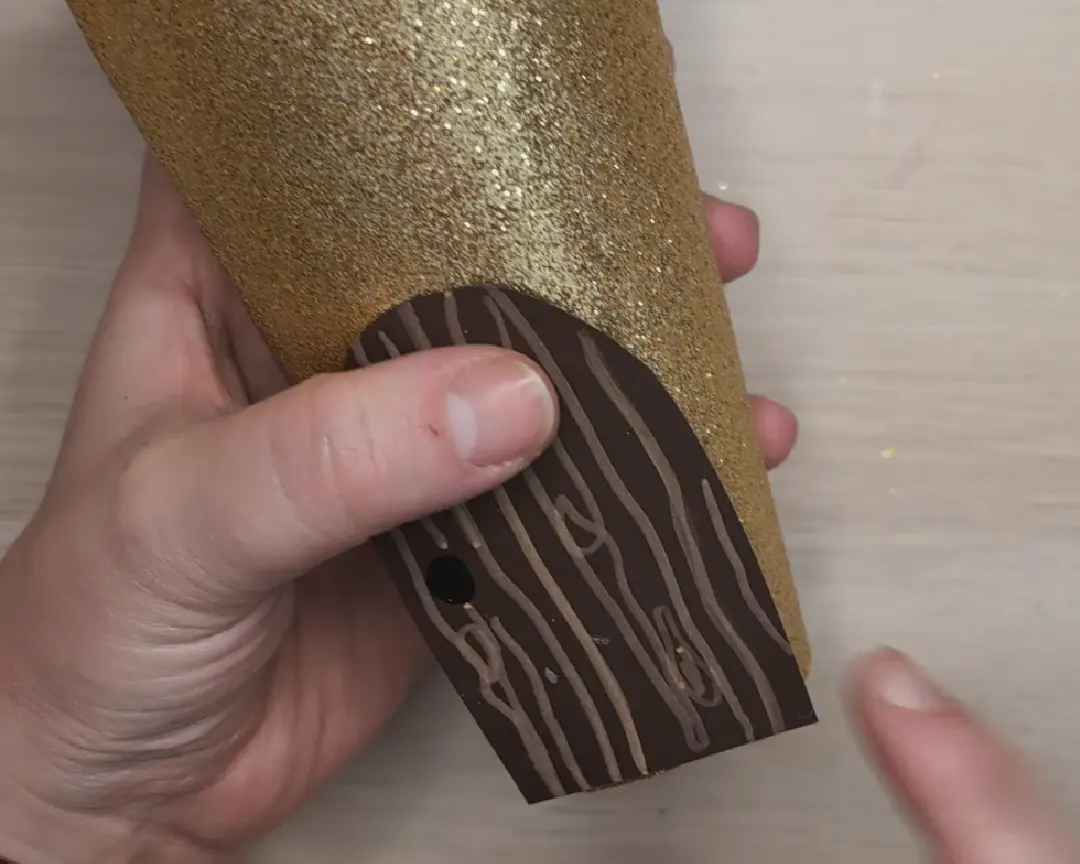 papieren deur op de gouden koker geplakt..