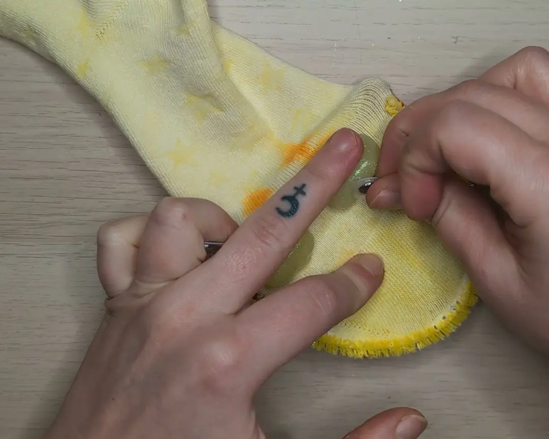 wiebeloog wordt op de bol Sticky Clay geplaatst