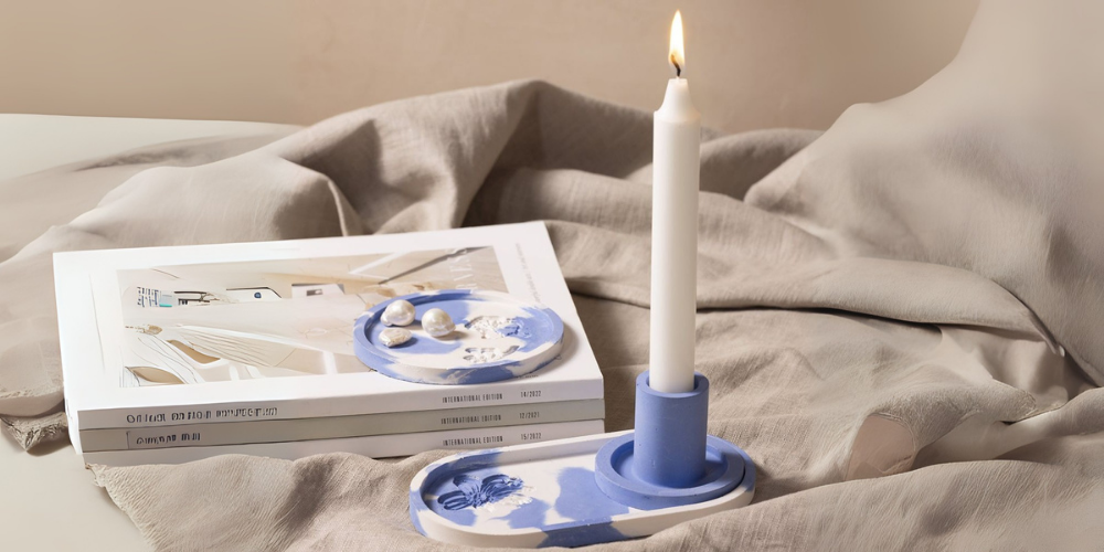 Kandelaar en dienblad met bloemen debossing
