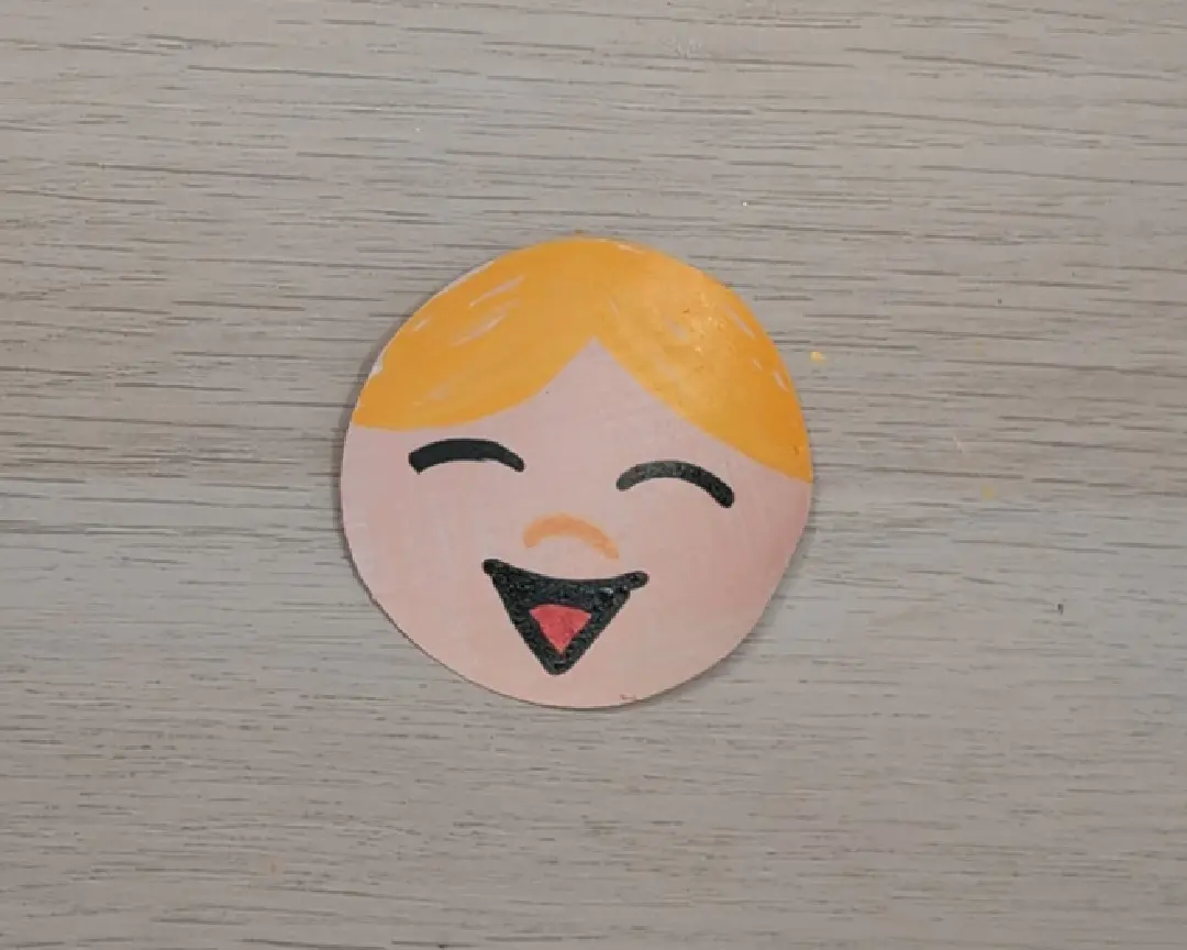 lachend gezichtje getekend op de papieren cirkel.