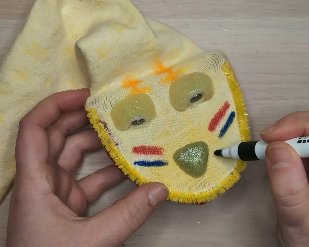 stift tekend snorharen naast de neus van de sok pop.