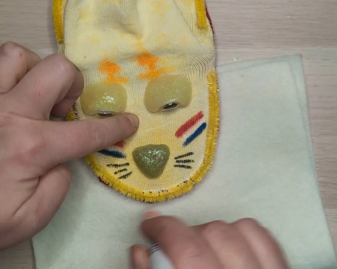sokpop hapt wit vilt en stift tekend over.