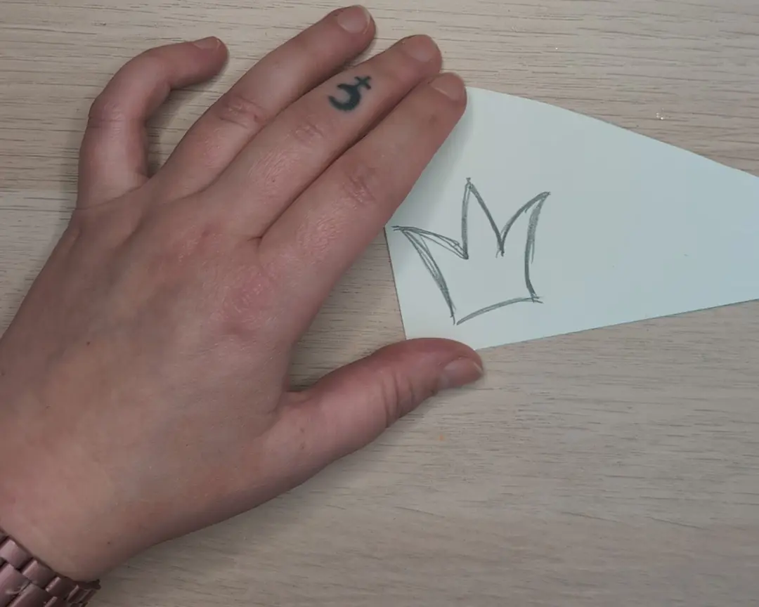 kroontje getekend op de achterkant van goud glitter papier