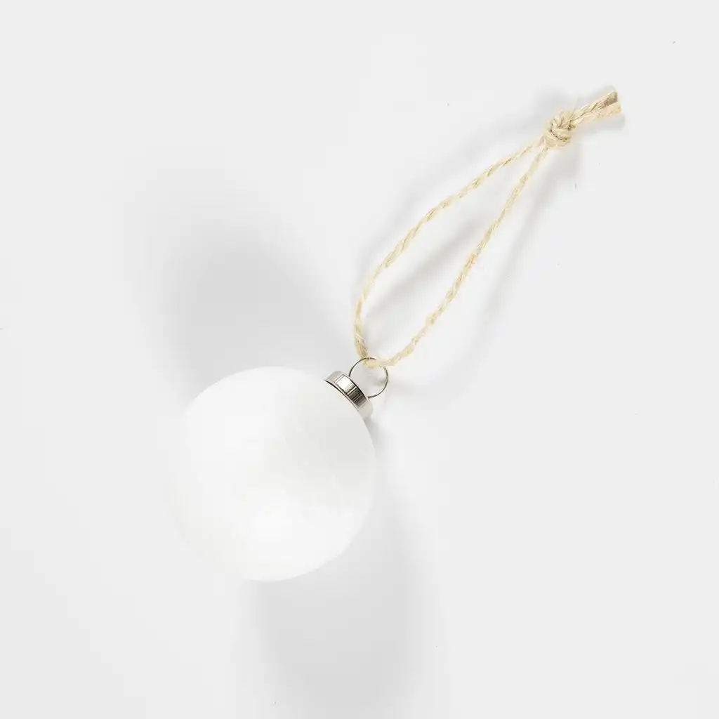 Een witte piepschuim bol op een witte achtergrond met een metaalkleurig kroontje en een jute ophanglusje aan de bovenkant.