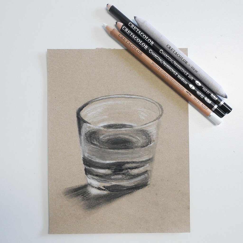 Houtskool tekening van een glas water