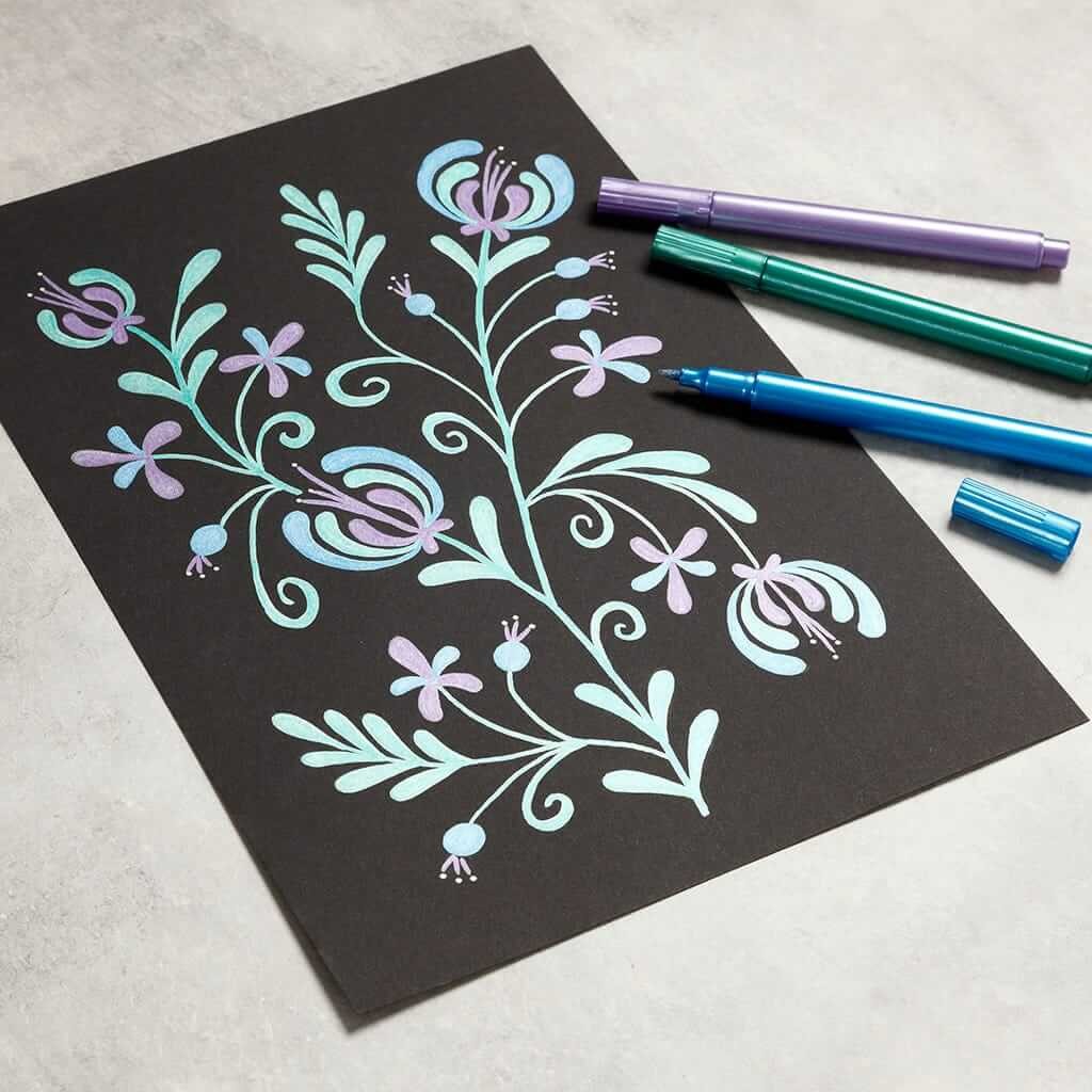 Teken met metallic markers op zwart papier