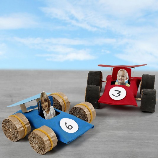 Raceauto&apos;s gemaakt van kartonnen kokers