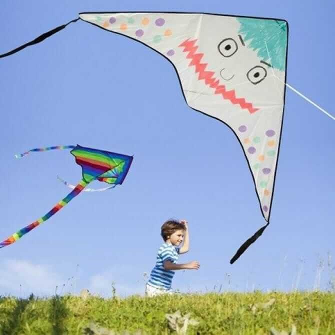 
Nylon vlieger versieren met textielstiften voor een persoonlijk ontwerp