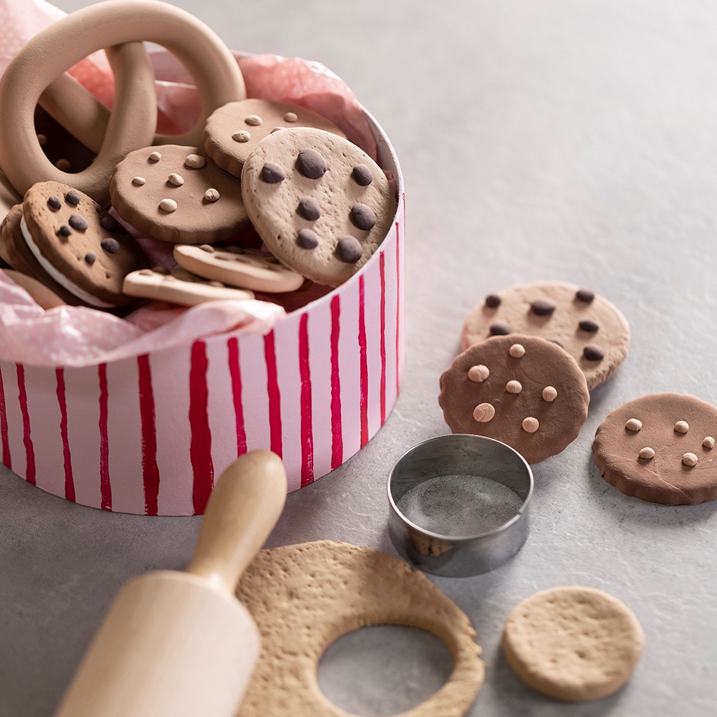 Koekjes en pretzels maken van Silk Clay voor de speelkeuken