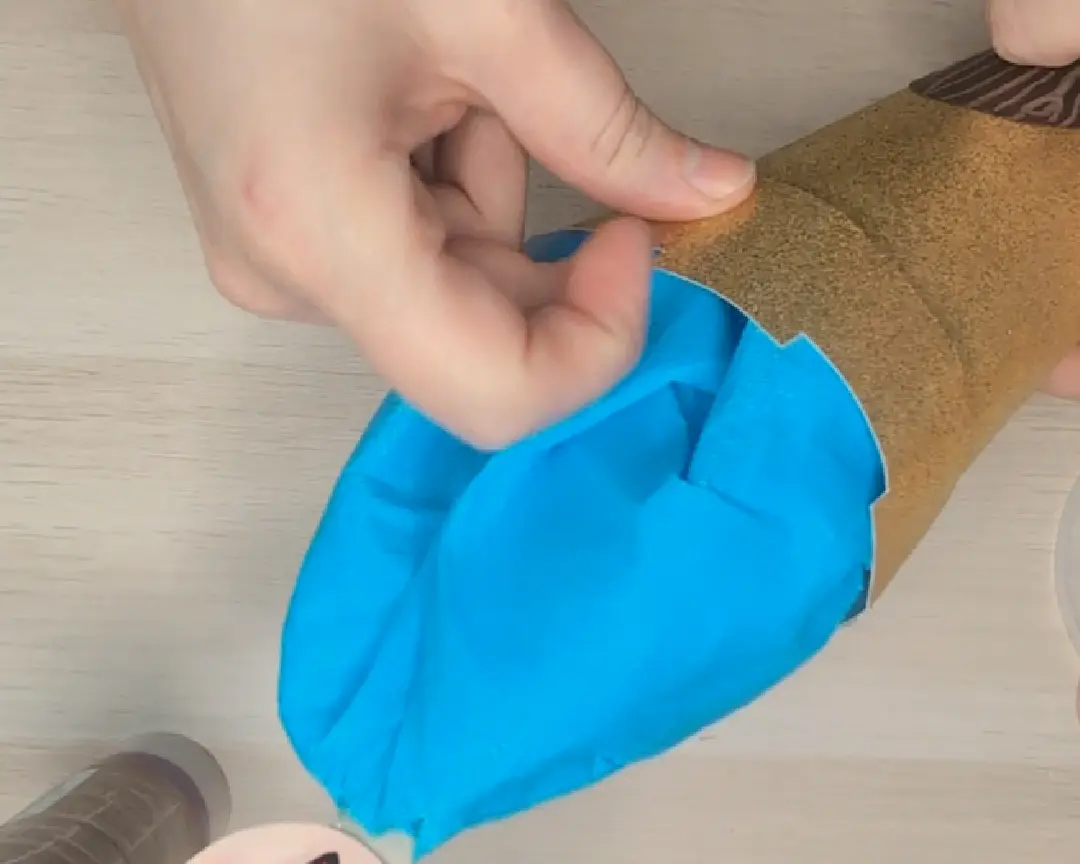 crepepapier wordt aangedrukt binnen in de gopuden koker.