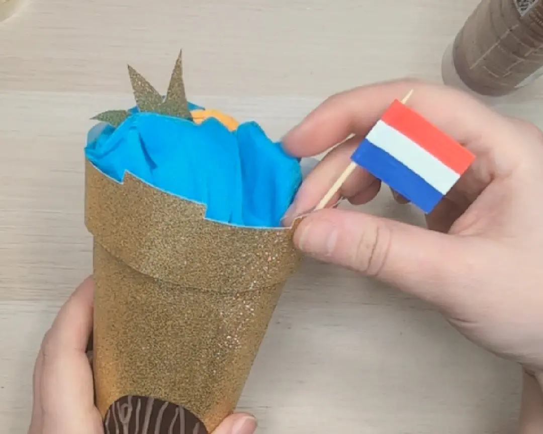 nederlands vlaggetje op de gouden kasteel toren