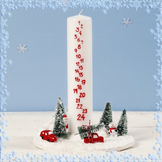 Miniatuur kerstwereld met adventkaars