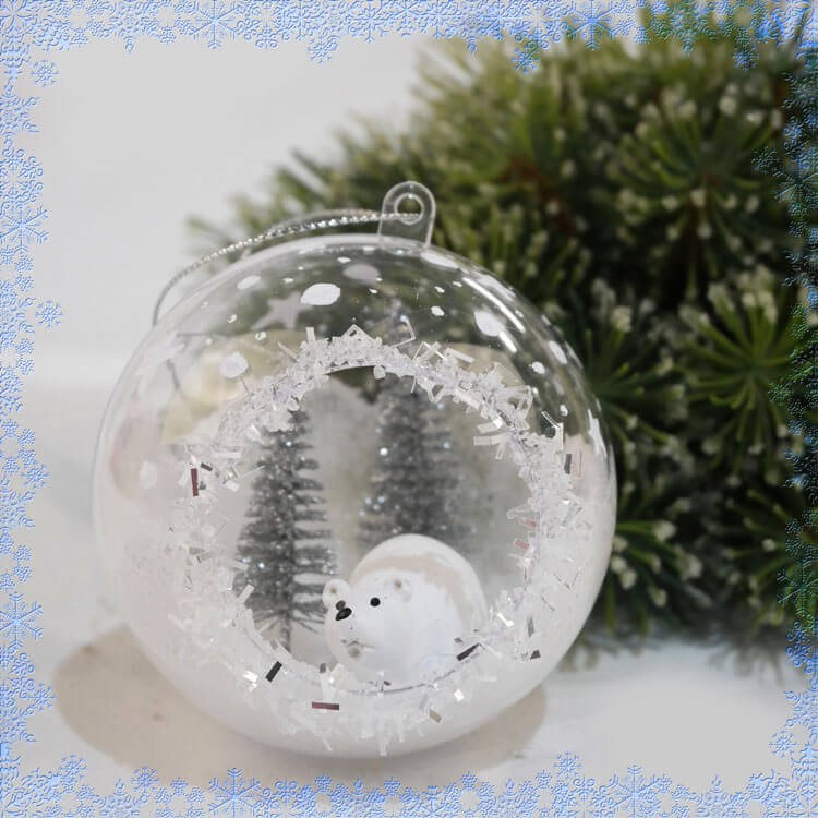 Kerstbal gedecoreerd met glitters en mini ijsbeer