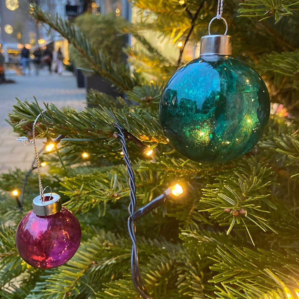 Glazen kerstballen gedecoreerd met alcohol inkt