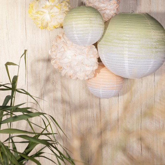 
Rijstpapierlampen en pompons decoreren met hobbyverf voor feestdecoratie