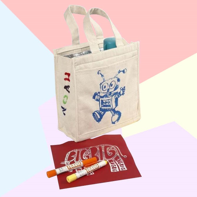 Koeltas versierd met waxtextielstiften