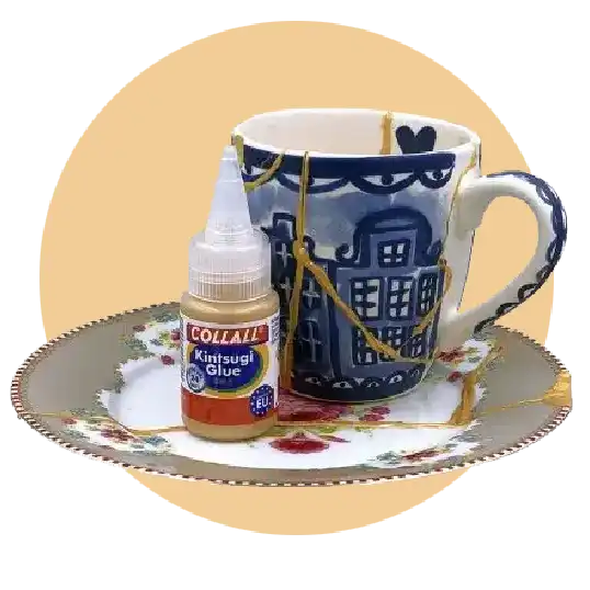 kintsugi voorbeelden van een mok en een schotel met defs blauw