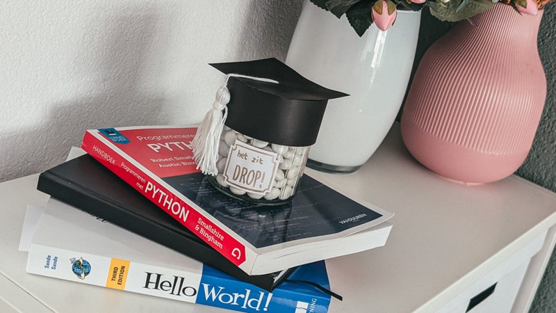 Papieren academische baret knutselen voor een geslaagde met drop als cadeau