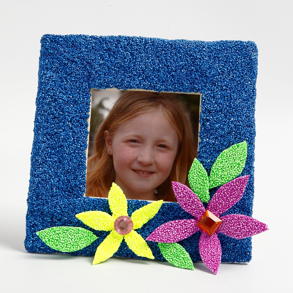 Deze houten lijst is aan alle vier de kanten, op de voorkant bekleed met Foam Clay. Daarna is de lijst gedecoreerd met bloemen van Foam Clay. Knip of snijd de bloemen uit een stuk uitgerold Foam Clay.