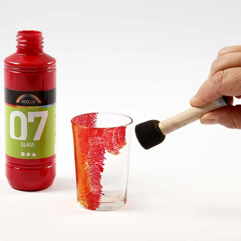 Glazen waxinelicht wordt gedept met glasverf op foamkwast