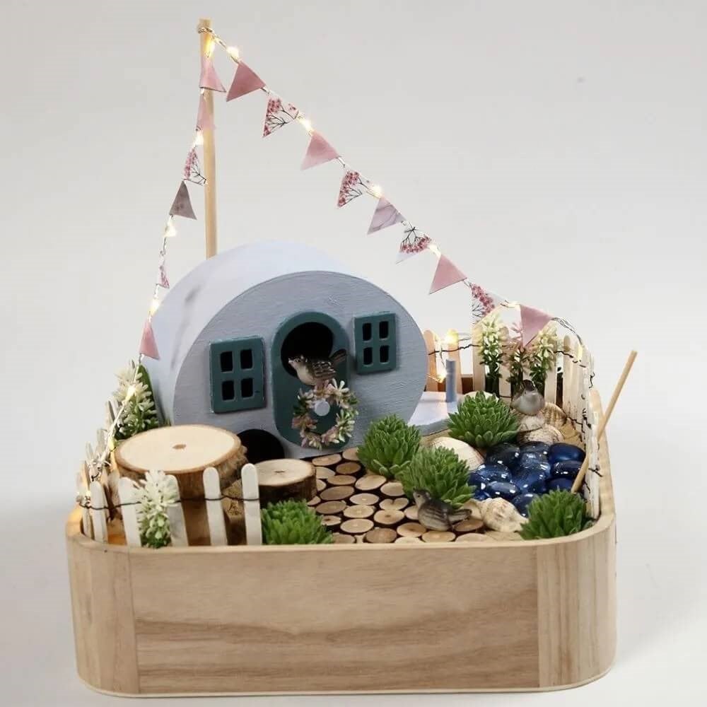 Een miniatuur camping op een dienblad