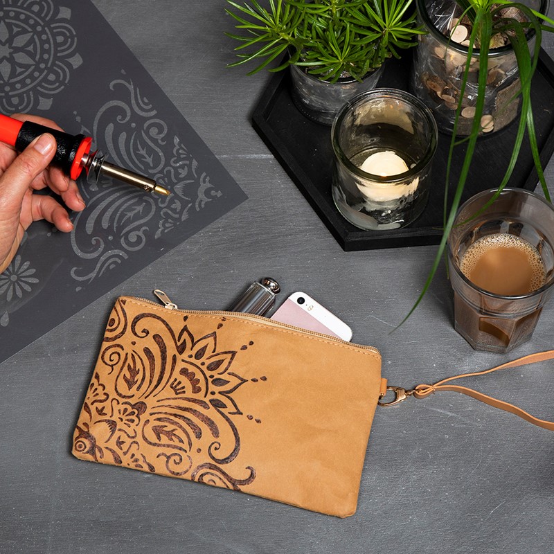 Faux Leather papier clutch gebrand met houtbranden