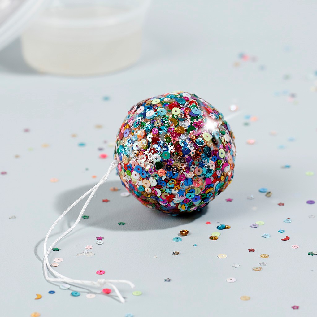 Pailletten mengen met Sticky Clay voor een glinsterende mini disco bal