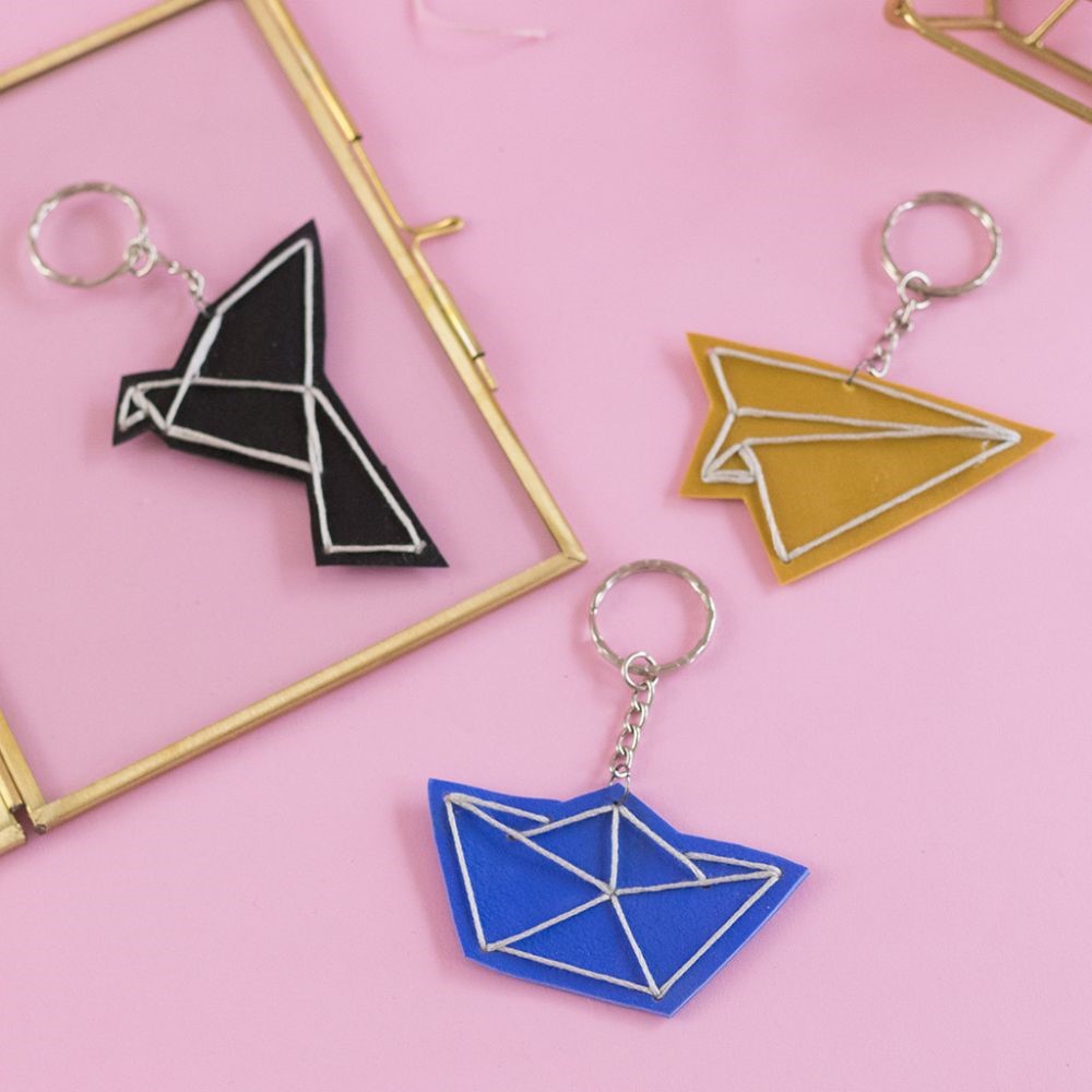 Grafische sleutelhanger van Fimo met katoengaren