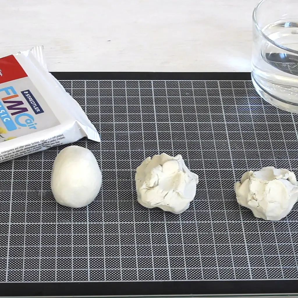 3 stukken klei naast elkaar, 1 gevormd in een ovaal