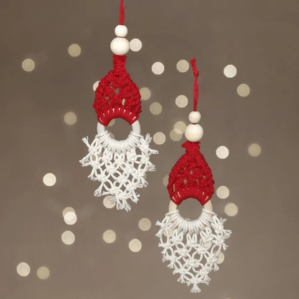 Een macramé mini kerstman om op te hangen