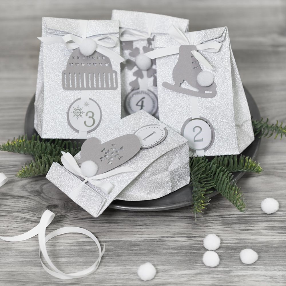 Adventskalender zakjes maken met glitter, pom poms en wintermotieven