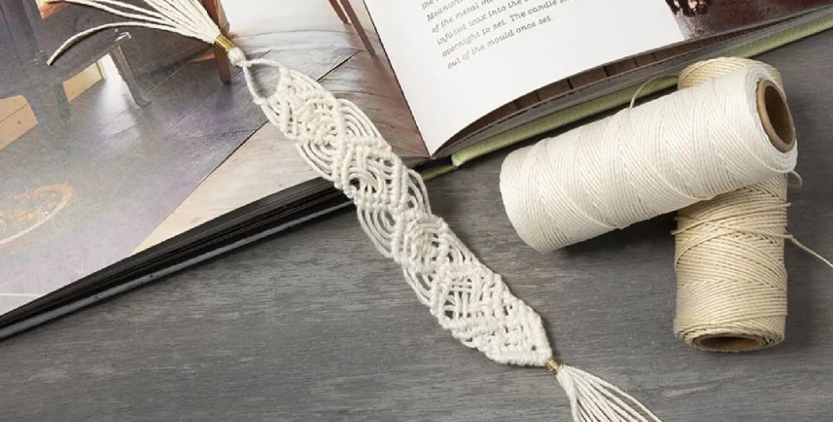 Macramé boekenlegger geknoopt met bamboekoord