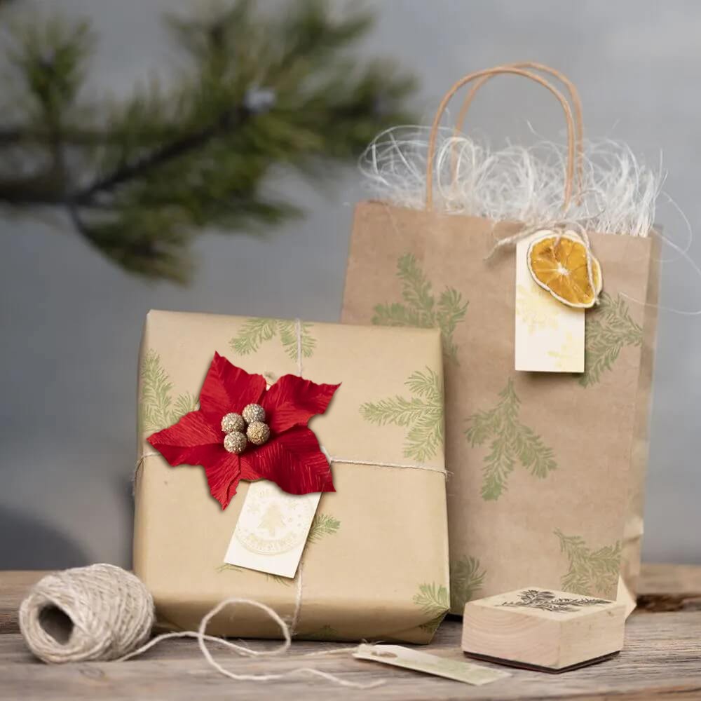 Bestempeld cadeaupapier met kerstster van crepepapier