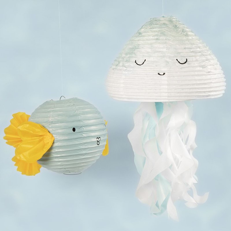 Rijstpapierlampen veranderen in een kwal en vis