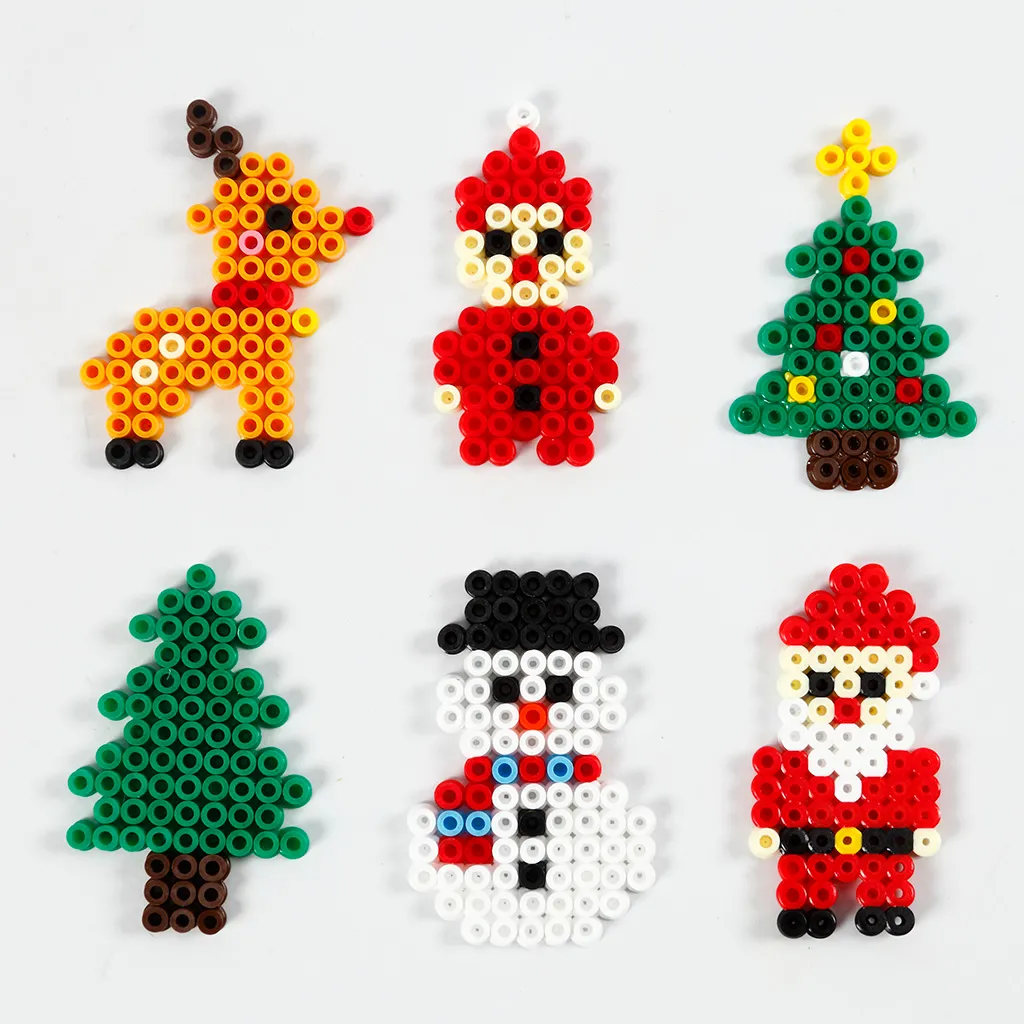 Zes verschillende kerstfiguren gemaakt van strijkkraaltjes, waaronder een rendier, twee kerstmannen, twee kerstbomen en een sneeuwpop.