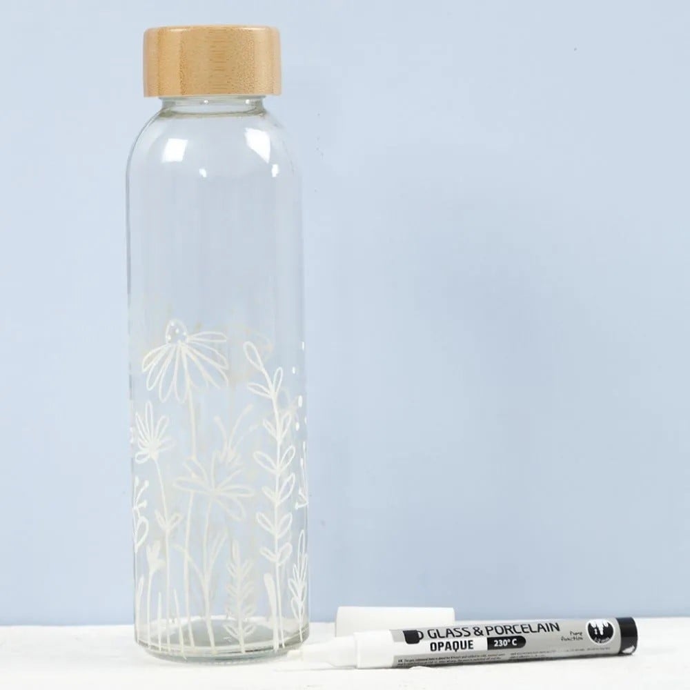 Een waterfles versierd met glas- en porseleinstift