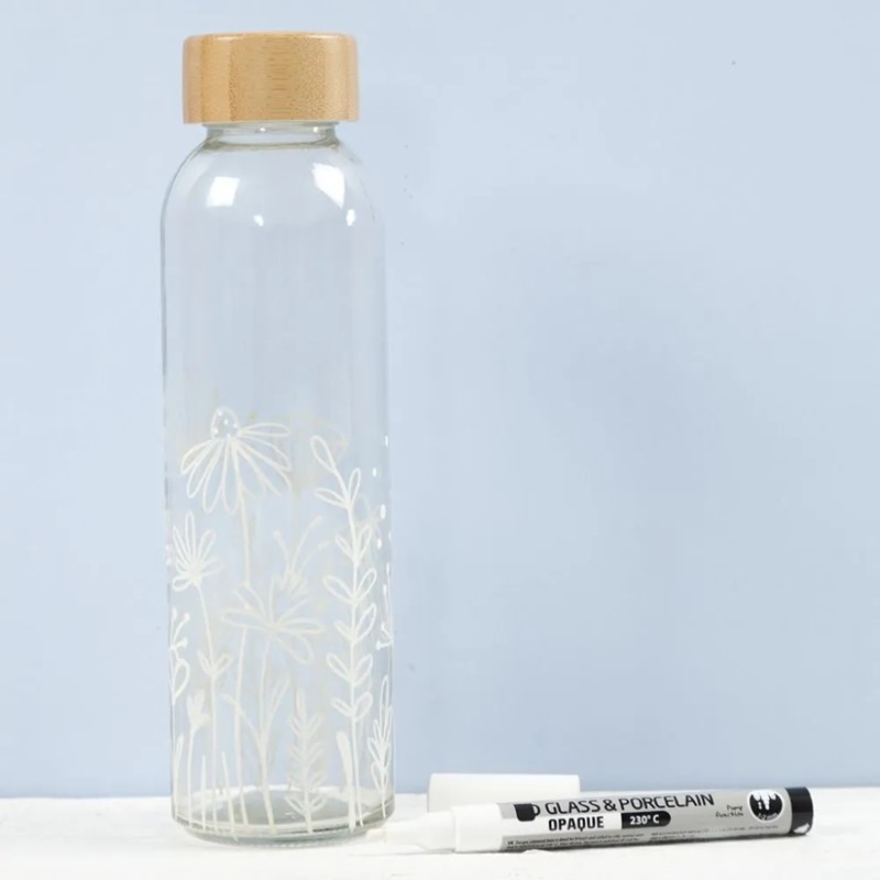 Een waterfles versierd met glas- en porseleinstift