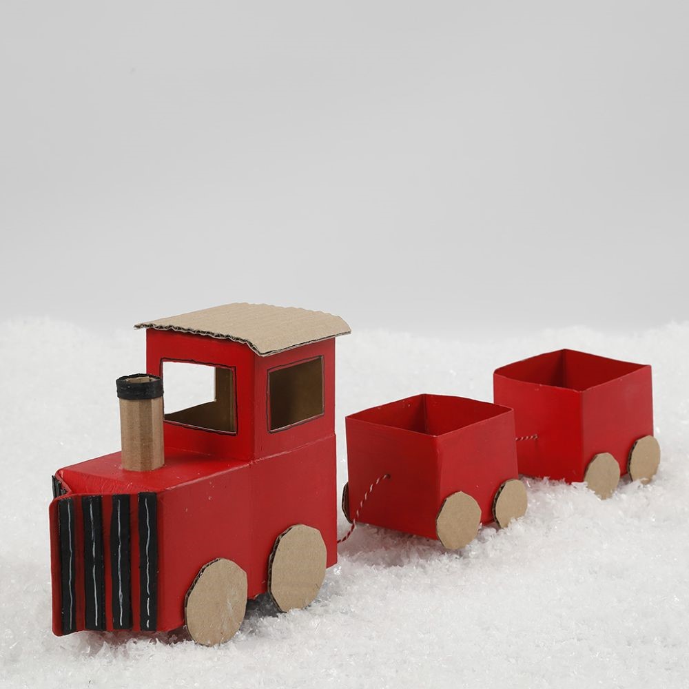Maak een kersttrein van gerecycled karton